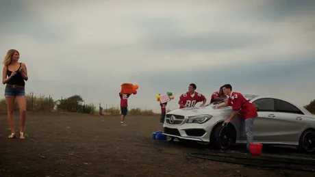 Reclamă: Noul Mercedes-Benz CLA spălat de un fotomodel. VIDEO