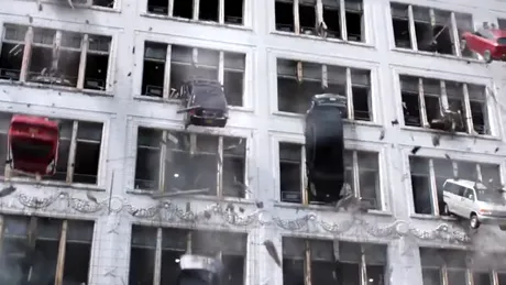 Maşini care se aruncă de la etaj şi flăcări cât Casa Poporului [VIDEO]
