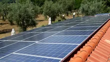 Românii care pot primi gratis panouri solare și baterii. Programul anunțat într-o localitate din România