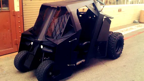 Batcart: Batmobil în miniatură, bazat pe o maşinuţă de golf