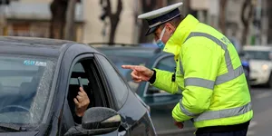 E suficient să prezinți polițistului o poză pe telefon cu permisul sau buletinul? Ce acte sunt încă obligatorii în 2026