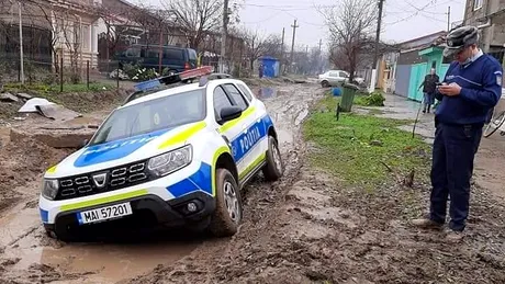 Dacia Duster de poliție, blocată în noroi într-un cartier din Brăila