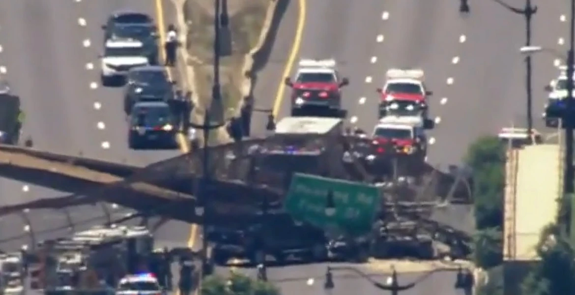 Un pod pietonal s-a prăbușit peste un camion care transporta combustibil – VIDEO