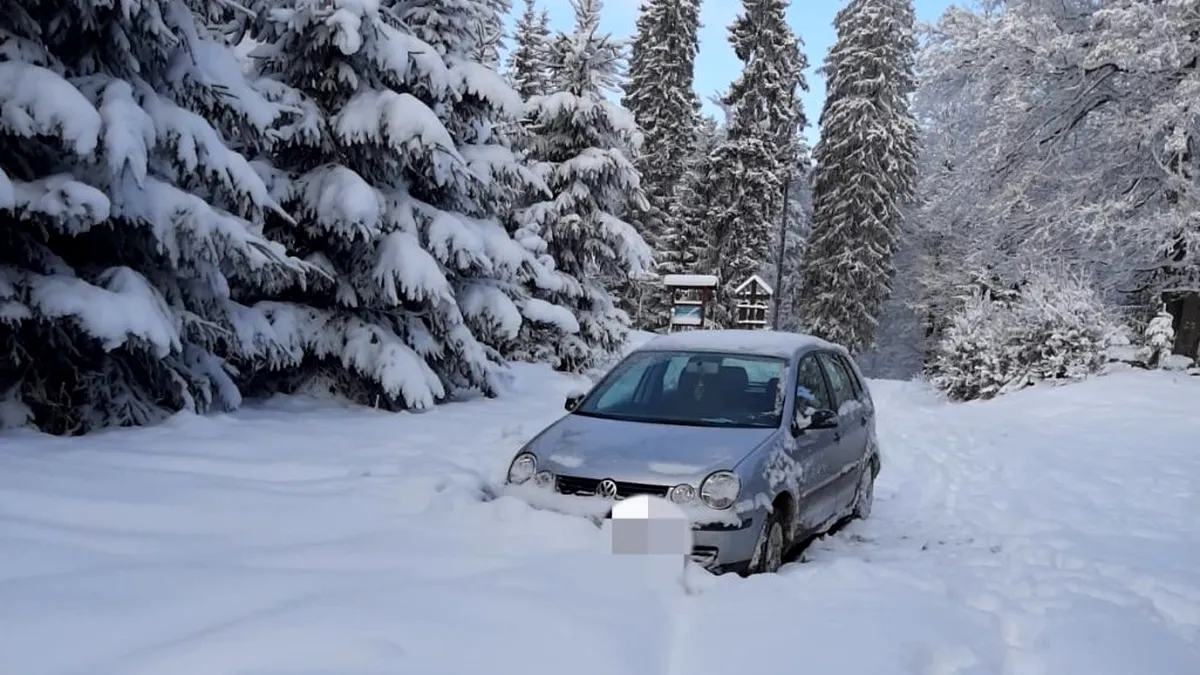 Turiști blocați cu mașina în zăpadă deși este aproape vară