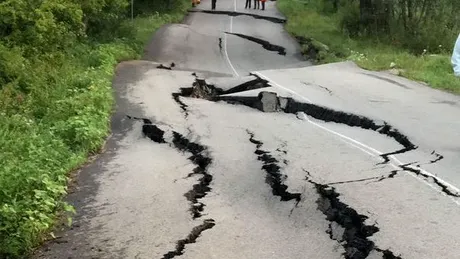 Un drum naţional a fost distrus de o alunecare de teren - FOTO