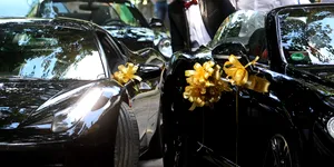 2025: Este legal să pui pamblică pe capotă și să claxonezi dacă participi la o nuntă și circuli în coloană?