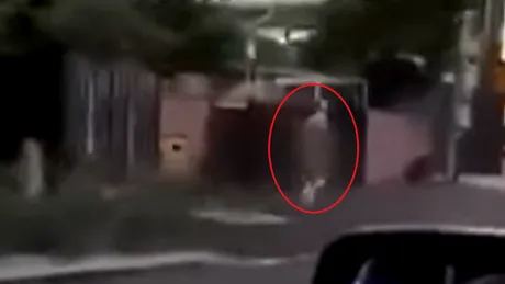 Un bărbat a fost filmat din mașină în timp ce aleargă dezbrăcat pe străzile din Craiova - VIDEO