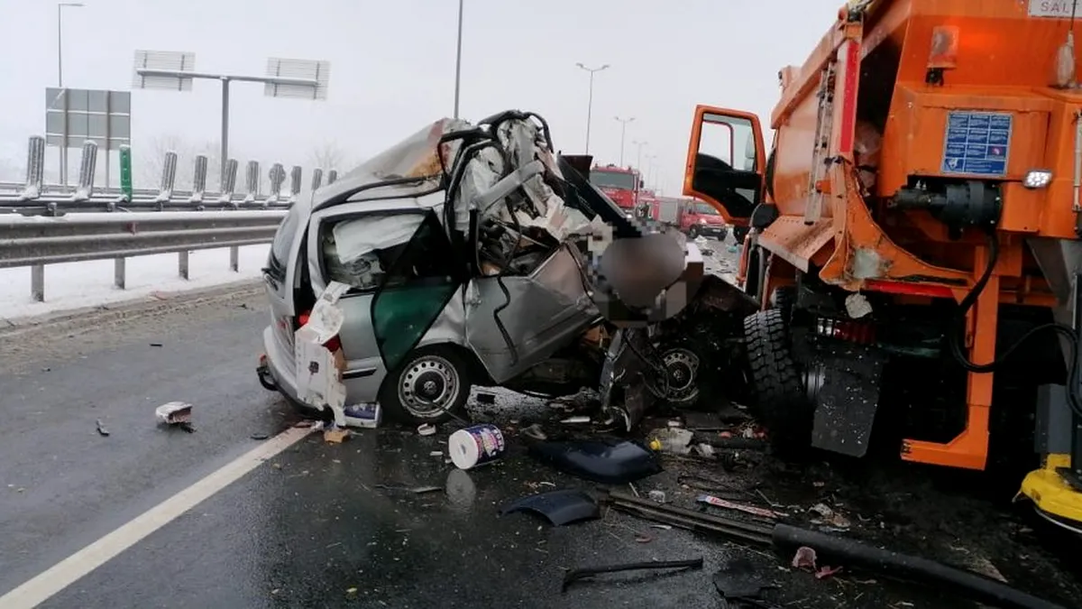 Val de accidente grave după căderile de zăpadă: trei morți după ce o mașină a lovit o utilitară de deszăpezire | VIDEO
