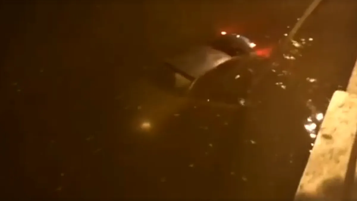 Accident rutier azi-noapte în Bucureşti. Un bărbat a plonjat cu maşina în râul Dâmboviţa, de pe podul de la Timpuri Noi - VIDEO