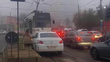 O femeie care depăşeşte coloana de maşini pe contrasens se întâlneşte cu tramvaiul. Videoclip viral