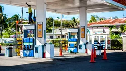 Cel mai mare producător de băuturi spirtoase din România vrea să construiască sau să cumpere benzinării