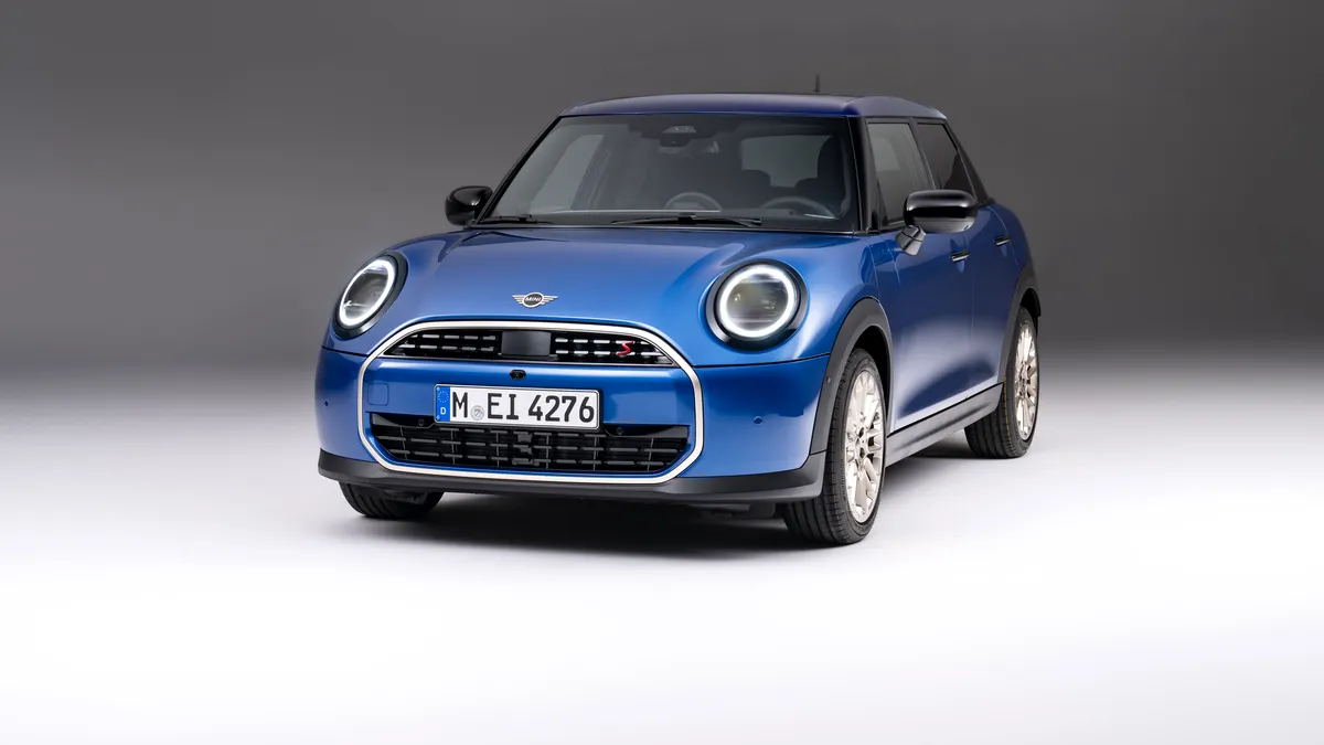 Noua generație Mini Cooper este disponibilă acum și într-o variantă cu 5 uși