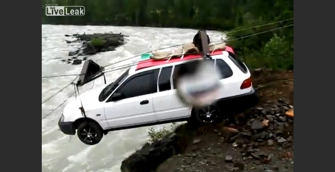 Cum traversezi un râu cu maşina, în Siberia. VIDEO