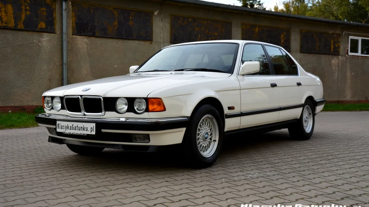 Povestea sinistră a unui BMW Seria 7 păstrat în showroom timp de 23 de ani
