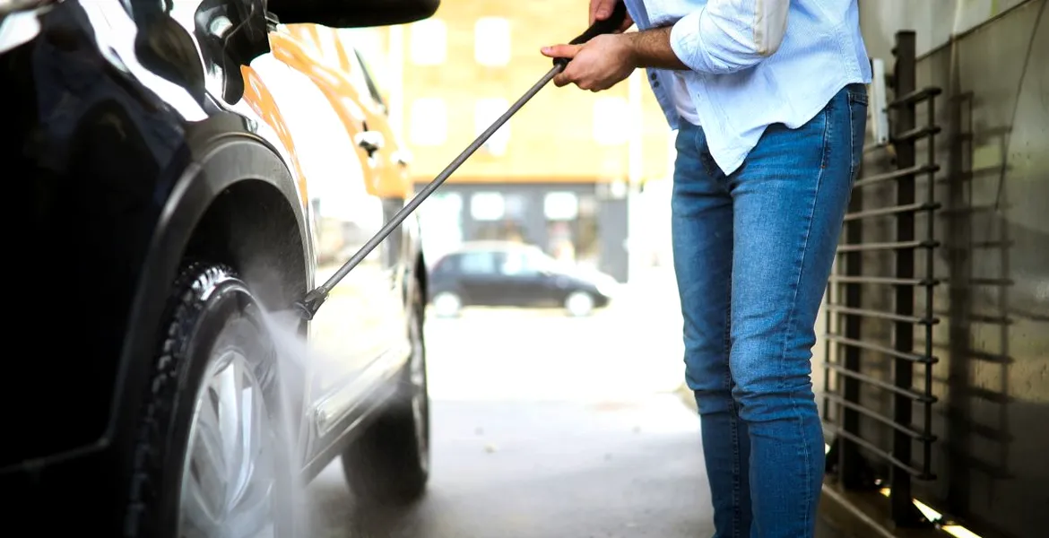 Cum speli mașina la self-wash. Care e ordinea corectă și ce greșeli îți pot afecta caroseria
