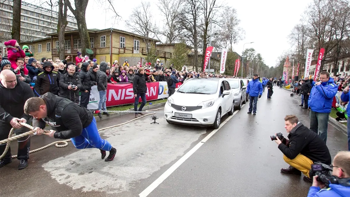 Record mondial: 12 Nissan Note trase de un singur om. VIDEO