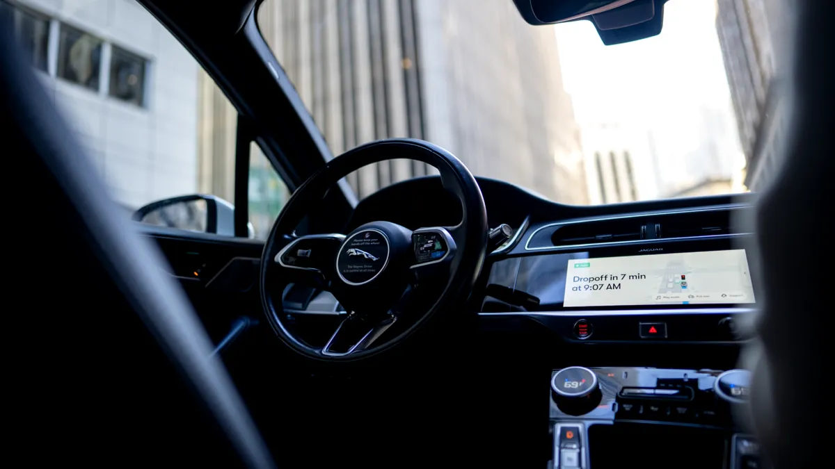 Primele taxiuri fără șofer ajung în Europa din 2026. Parteneriatul încheiat intre Stellantis și Bolt