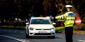 2025: Ce se întâmplă dacă circuli cu un bec ars la mașină? Avertisment, amendă sau reținerea talonului?