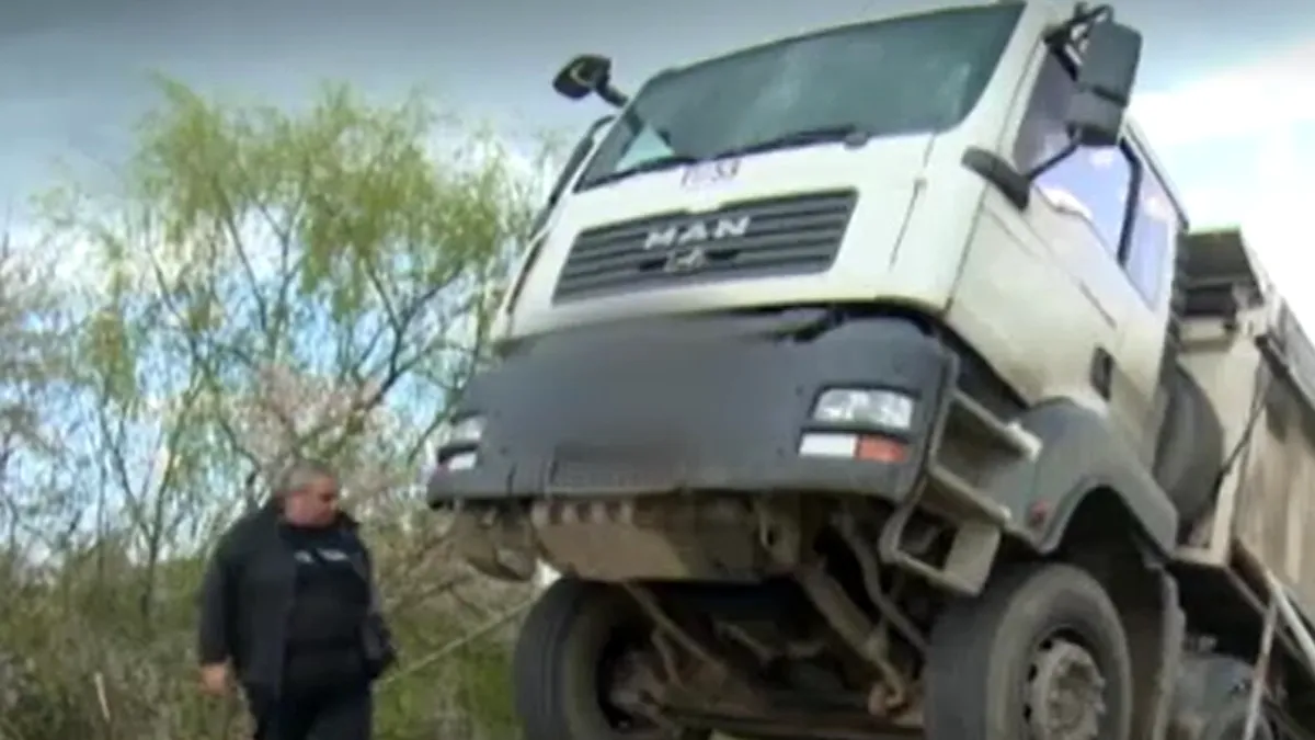 Un camion plin cu pietriș a rupt un pod. GPS-ul i-a arătat traseul greșit