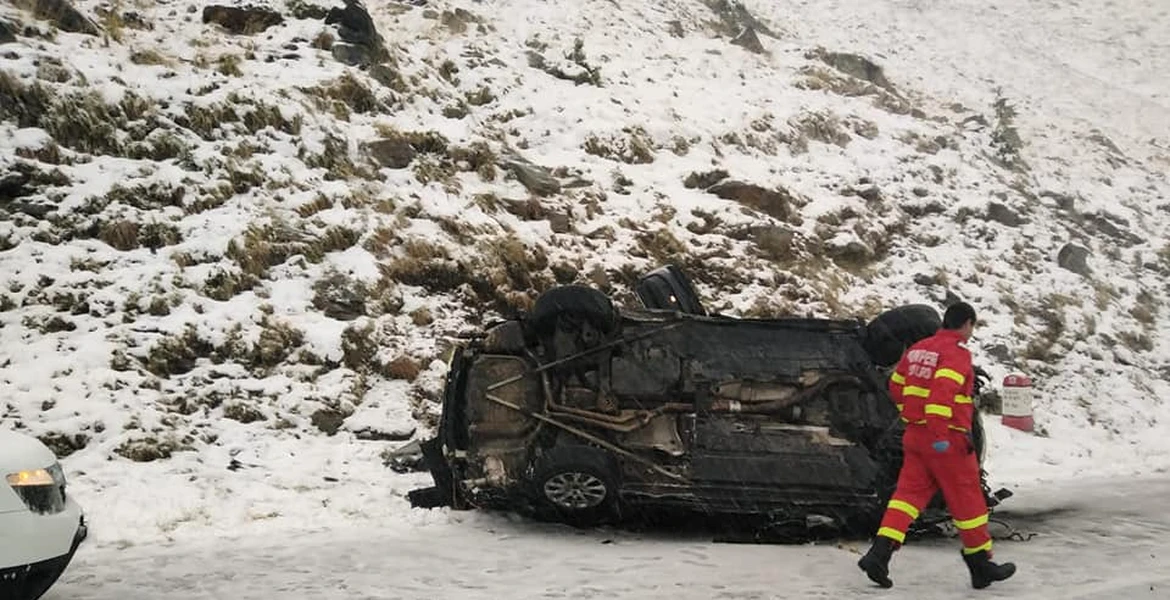 Patru tineri s-au prăbuşit cu maşina pe Transfăgărăşan de la o înălţime de 40 de metri – VIDEO