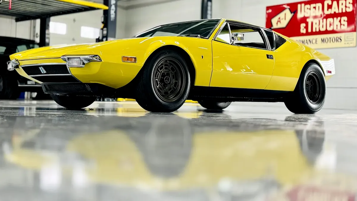 CEO-ul Ford își vinde modelul DeTomaso Pantera. Licitația pleacă de la 126.000 de dolari