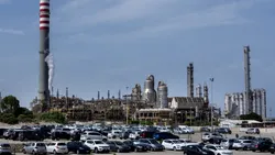 Rafinăria Petrotel din Ploiești va fi repornită. Ce se întâmplă cu benzinăriile Lukoil în perioada următoare