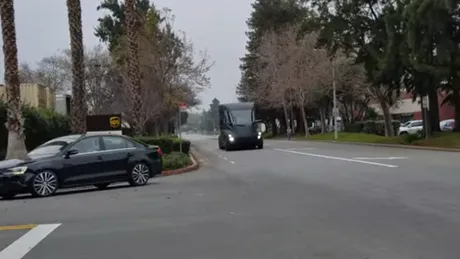 Camionul Tesla a ieşit la teste pe drumurile publice - VIDEO
