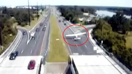 Un pilot din State reuşeşte să aterizeze pe autostradă fără să omoare pe nimeni [VIDEO]