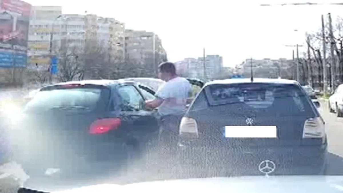 Bătaie cu pumnii şi picioarele în traficul din Bucureşti. VIDEO