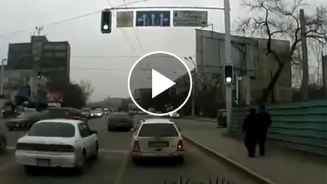 Un „bizon” a vrut să depăşească rândul de maşini, însă o şoferiţă l-a pus la punct chiar pe contrasens [VIDEO]
