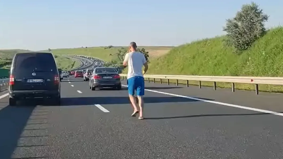 Bărbat filmat cum aleargă printre mașinile aflate în blocaj pe Autostrada Soarelui