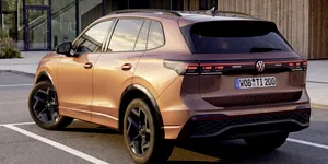 La 20 de ani de la debut, Volkswagen Tiguan rămâne unul dintre cei mai puternici rivali pentru Kia Sportage și Hyundai Tucson