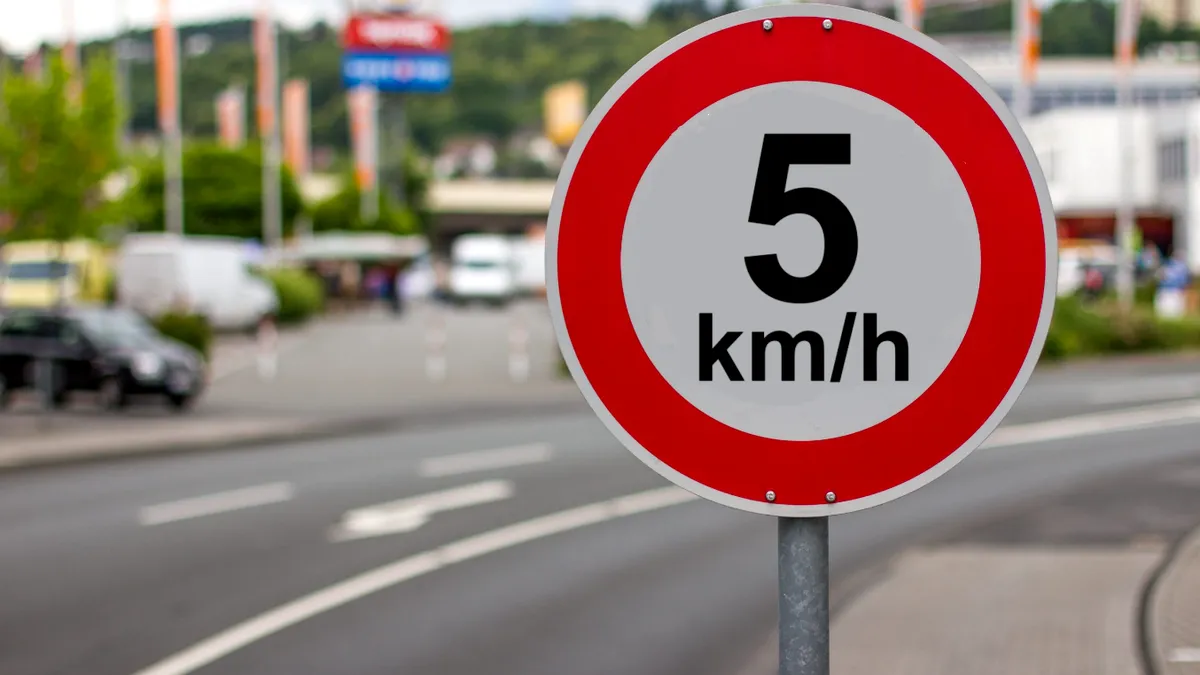 Limită de viteză 5 km/h în parcarea publică. Ce se întâmplă dacă nu respecți această regulă
