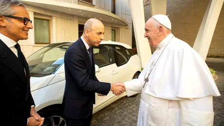 Papa Francisc a primit ca donație un BMW i3