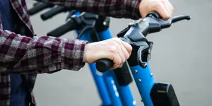 Casca de protecție ar putea deveni obligatorie pentru toți utilizatorii de trotinete electrice: Guvernul susține noile reguli din trafic