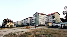 Orașul din România unde sunt mai multe case decât familii. Sute de locuințe au rămas goale