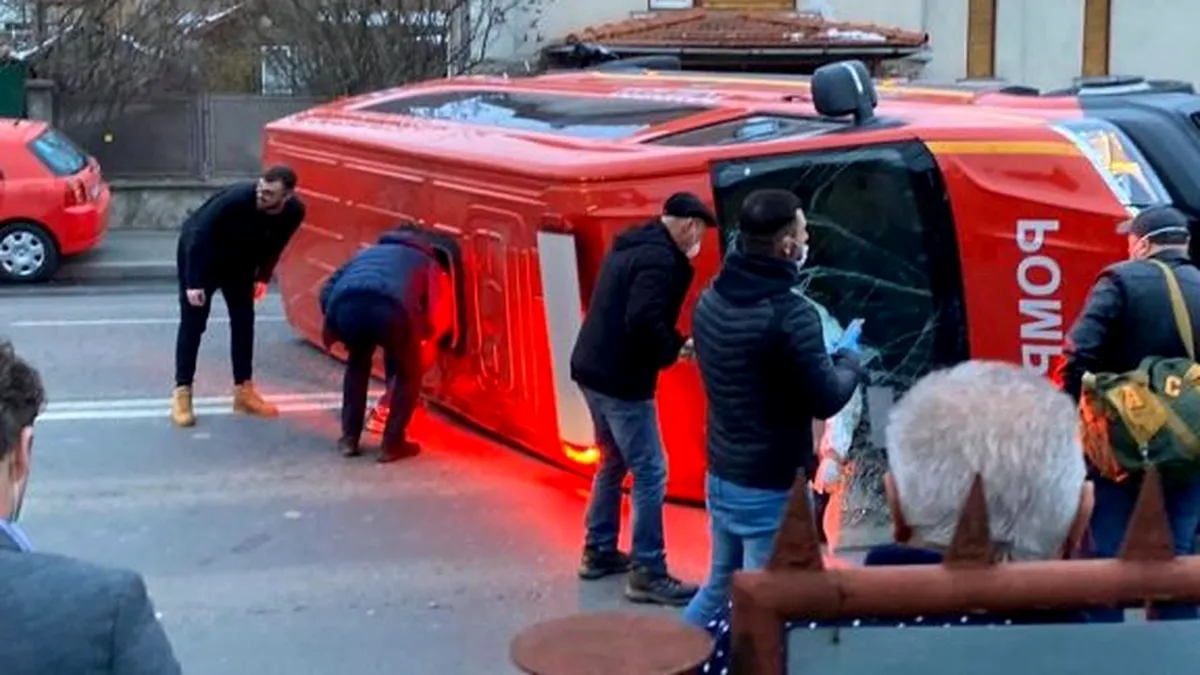 S-a răsturnat un microbuz plin cu români sosiți din Franța. Oamenii erau duși spre carantină
