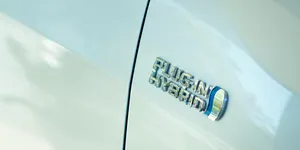 „Manevre de greenwashing”: Hibridele plug-in emit de 6 ori mai mult decât se susține, iar nivelul de poluare crește (studiu)