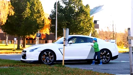 VIDEO: La doar 5 ani “se dă” cu un Nissan GT-R! Crezi că e real?