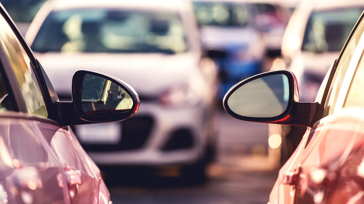 Amenda pentru ocuparea unui loc destinat persoanelor cu dizabilități poate fi aplicată și într-o parcare privată?