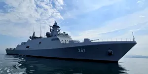 Ministrul Apărării român revine în țară de la Summitul NATO de la Ankara la bordul corvetei Hisar cumpărate din Turcia. Va prelua oficialul cârma?