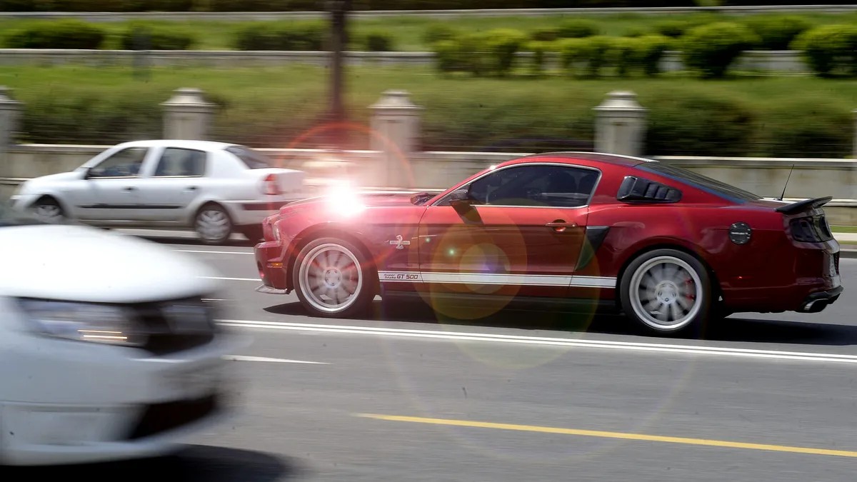 2025: Distanța legală pe care trebuie să o păstrezi față de un alt vehicul. Permisul auto se poate suspenda