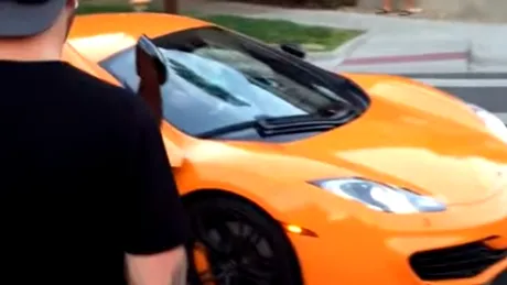 Un puşti distruge parbrizul unui McLaren de 250.000 de dolari cu skateboard-ul | VIDEO