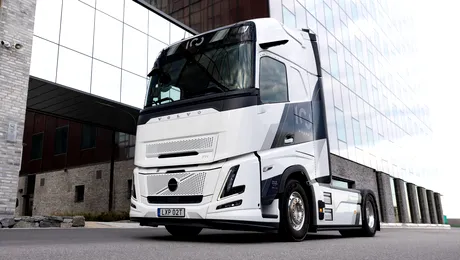 <span class='prepend'>Foto |</span> Camioanele Volvo FH vor împlini 100 de ani, iar suedezii au creat o ediție specială pentru a celebra un secol de activitate