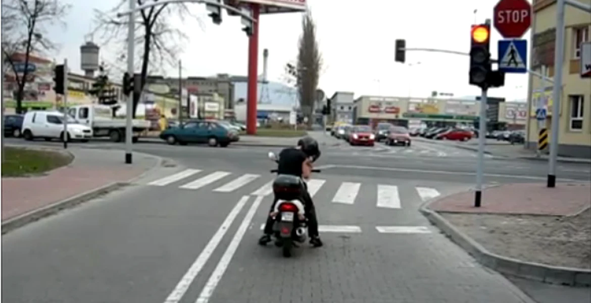VIDEO: Atenţie, scuterist nebun!