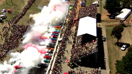 Record Guinness: Burnout simultan cu 69 de maşini. VIDEO