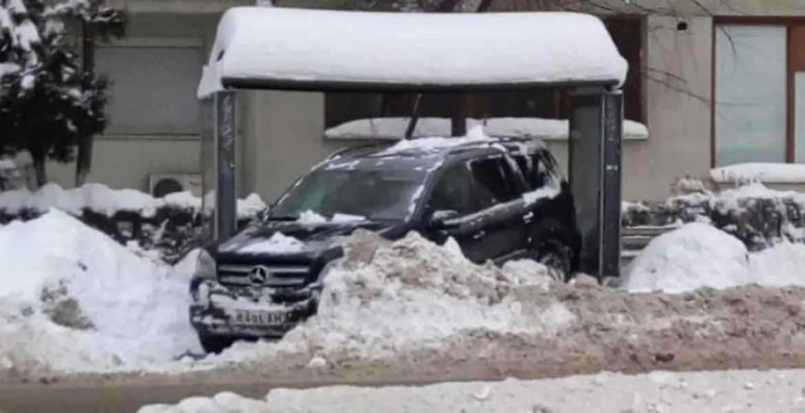 Ţineţi-vă bine! Şoferul care şi-a parcat maşina într-o staţie RATB are o explicaţie