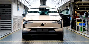 Două noi incendii ale electricului Volvo EX30 agravează campania de schimbare a bateriilor. Conflictul din Orient întârzie implementarea eficientă a campaniei 