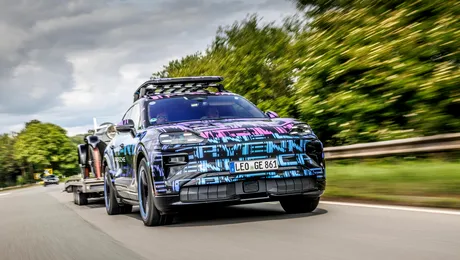 Porsche publică noi imagini cu viitorul Cayenne electric. SUV-ul a fost condus de o legendă a televiziunii – VIDEO