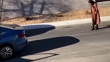VIDEO - O șoferiță încearcă să parcheze un VW Passat